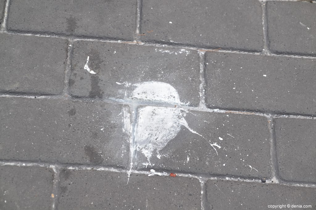 Mancha de pintura en el asfalto de la calle San Francisco