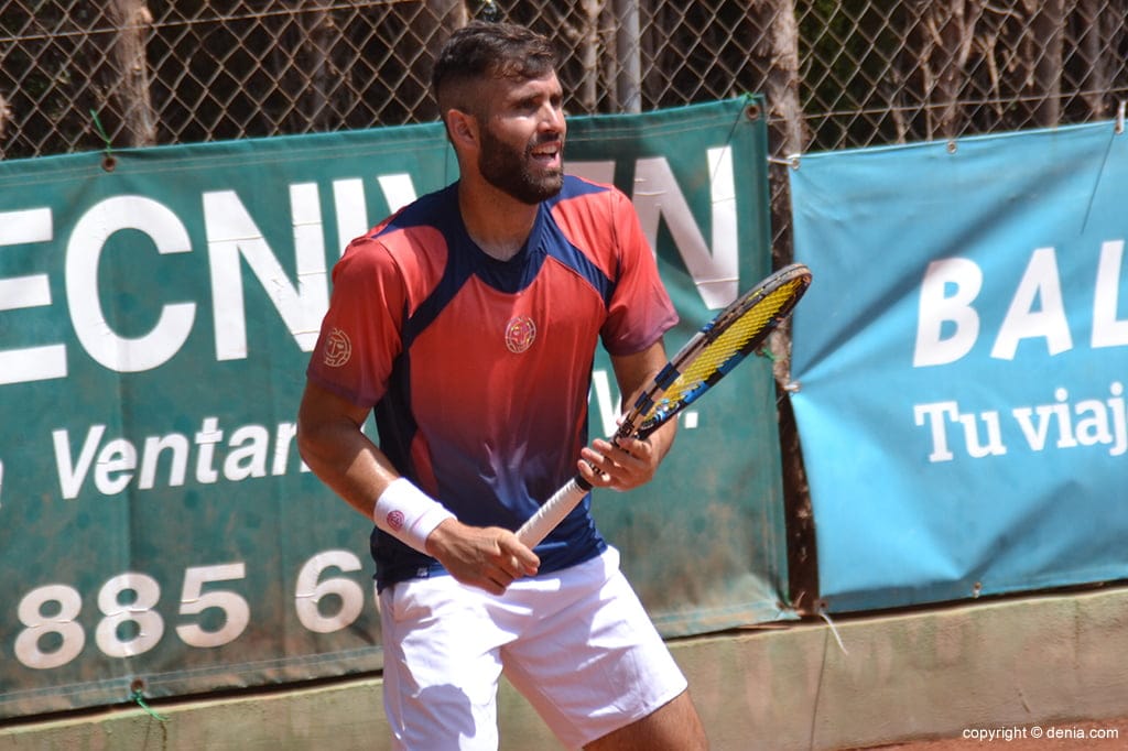 marc giner esperando una bola