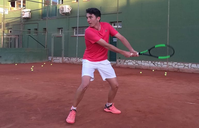 Mario Poquet en la pista de tenis