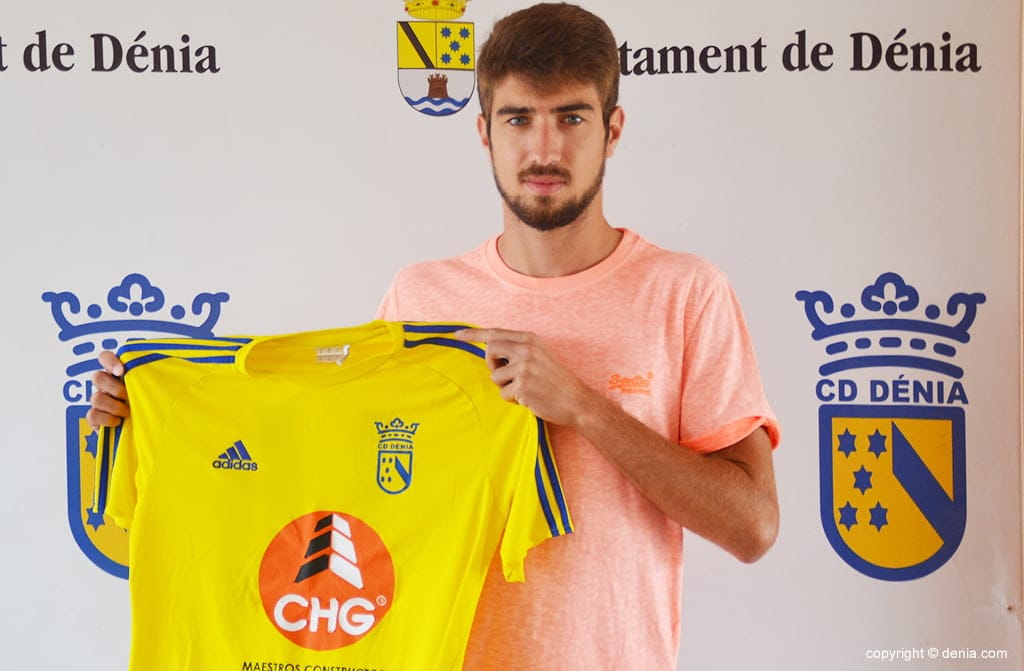 mateo en su presentacion como jugador del cd denia