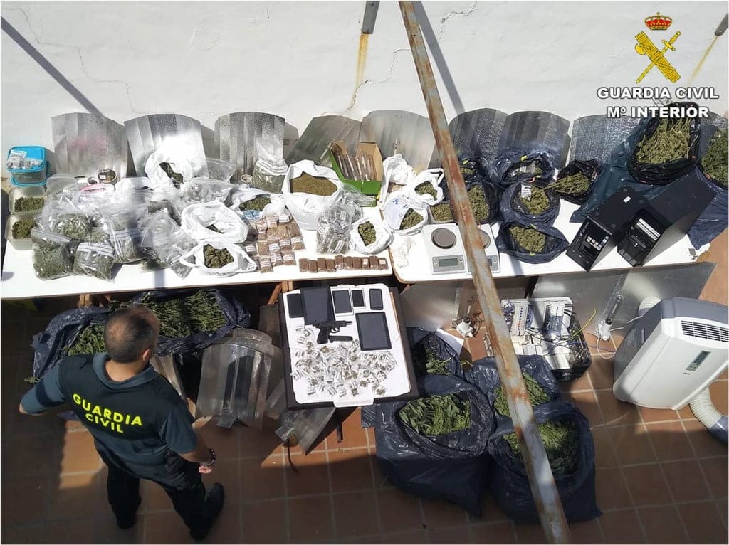 Detienen a los fundadores de una asociación para la venta de marihuana en Dénia 1 material incautado en las operaciones