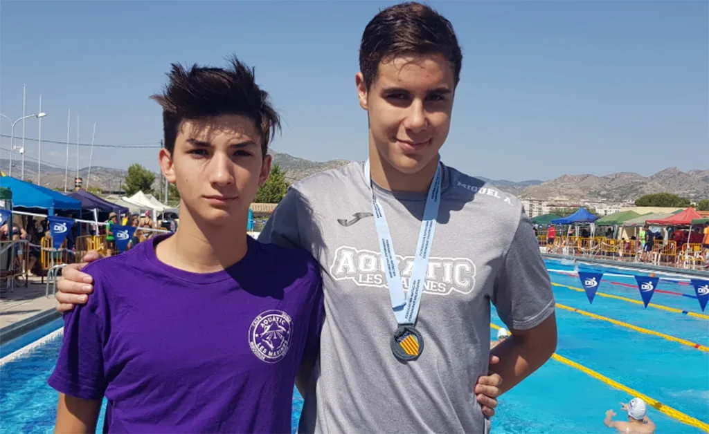 El nadador Miguel Ordóñez, subcampeón autonómico infantil en los 50 metros libres 2 miguel ordonez junto a benito pastor en la piscina de elda