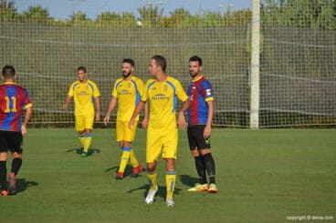 momento del partido de pretemporada entre el cd denia y cd eldense