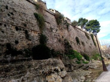 muralla del castillo desde la calle pont
