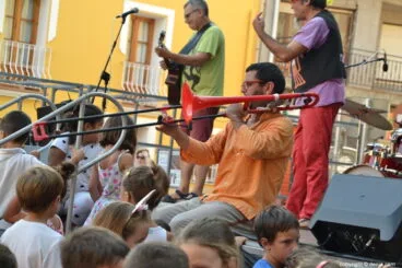 Músicos acompañando a Dani Miquel