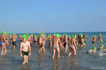 Nadadores entrando en el agua