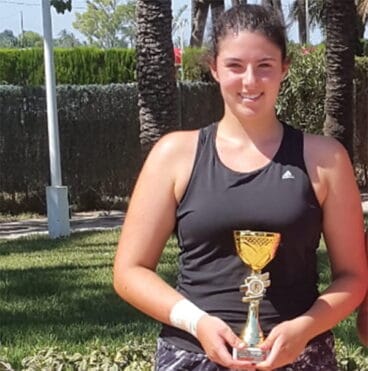 neus ramos con su trofeo