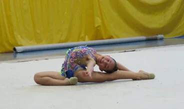 Nicol bisbal en el suelo