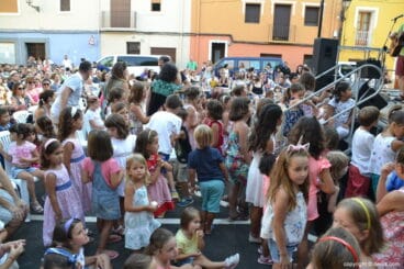 Niños y niñas en la actuación de Dani Miquel