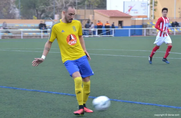 panucci golpeando al balon