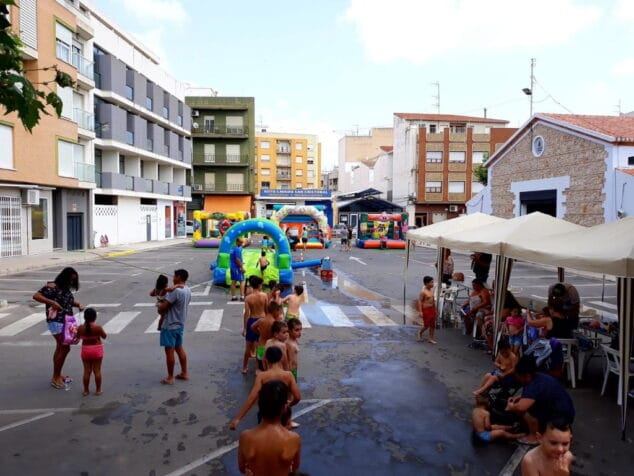 parque infantil en la fiesta compte arrere de ondara