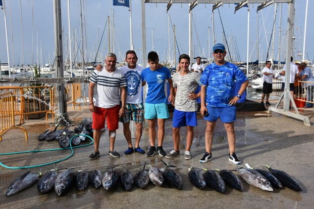 pescadores con sus capturas