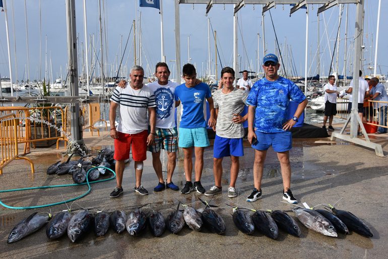 Pescadores con sus capturas