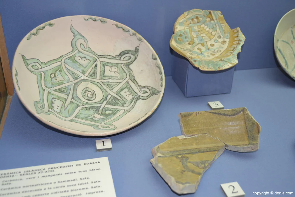 Piezas de cerámica en el Museo Arqueológico de Dénia