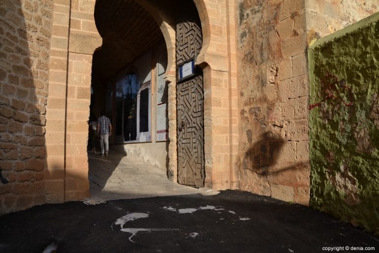 Pintura blanca en las puertas del Castillo