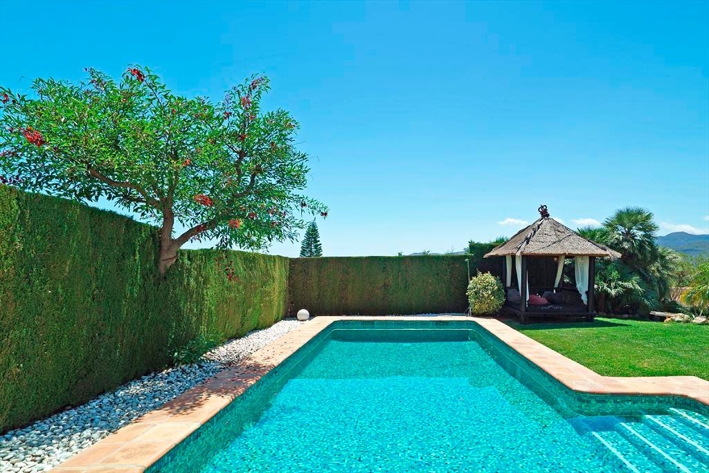 piscina y jardin de la casa aguila rent a villa