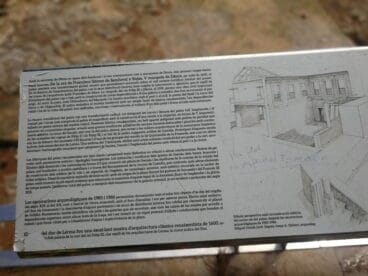 plafon informativo en valenciano en el castillo de denia