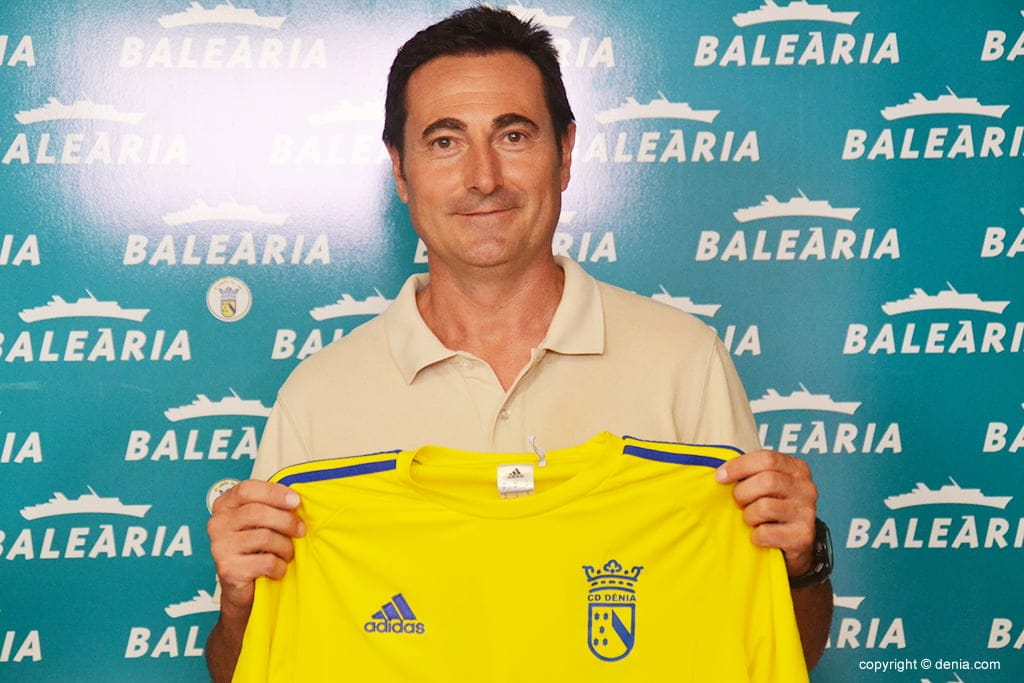 presentacion de diego minana como entrenador dianense