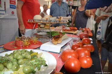 Propuestas con tomates en el Mercat de Dénia