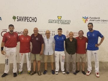 protagonistas del trofeo santisima sang con las autoridades en el trinquet el rovellet de denia