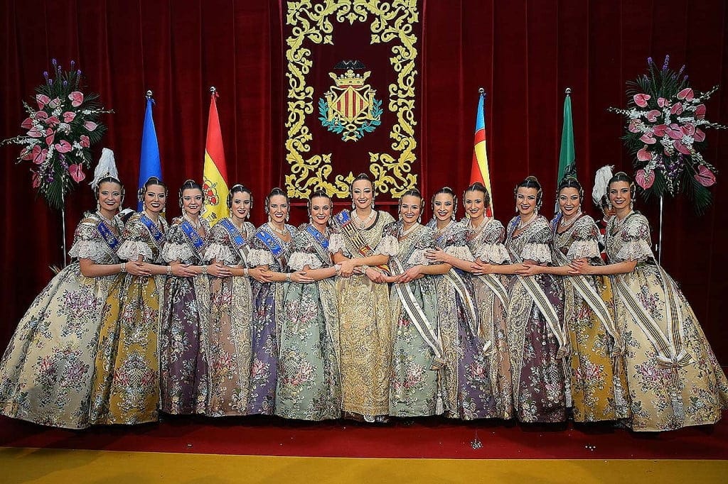 rocio gil y su corte de honor