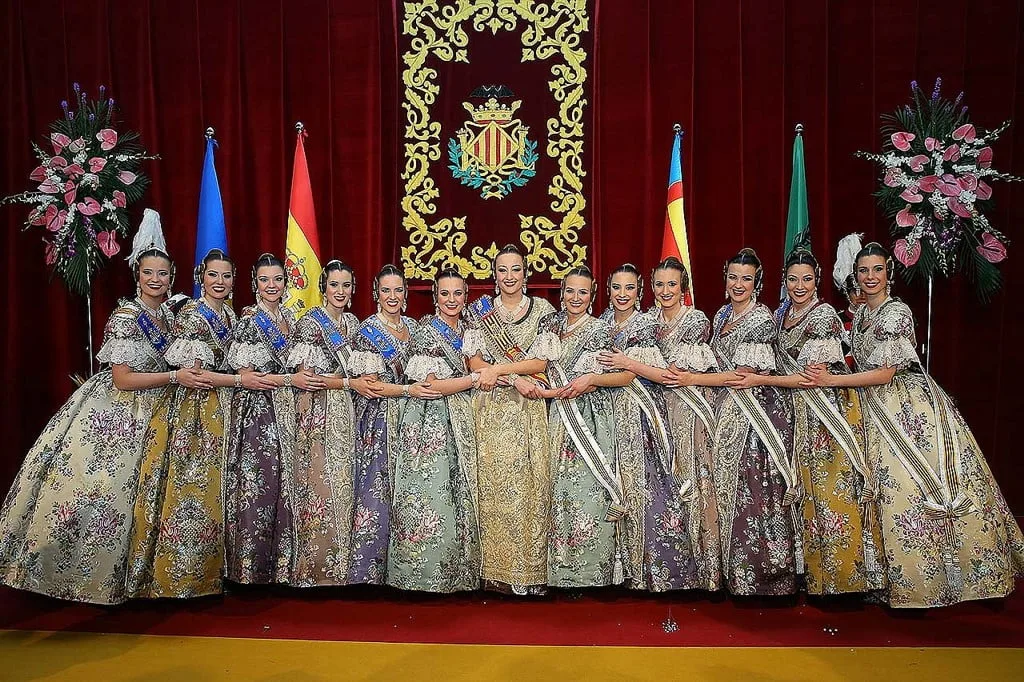 Rocío Gil y su corte de honor