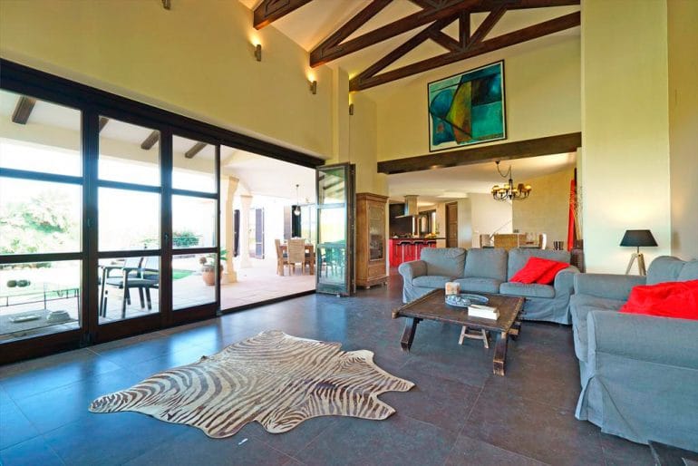 Sala de estar amplia Aguila Rent a Villa
