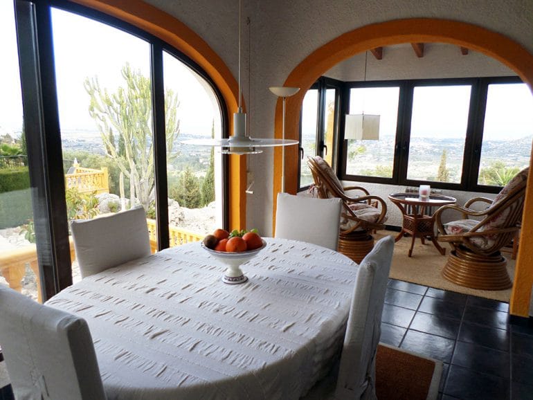 Salón-comedor de la casa Promociones Dénia