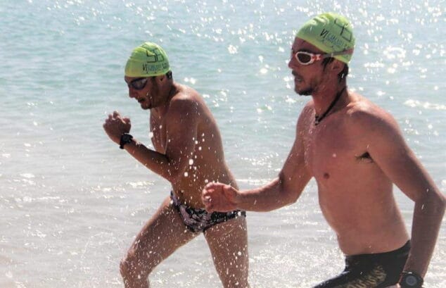 Varios podios para el Club Dénia Triatló en la 'IX Travesía a nado de Xàbia' 27 santiago y dani del denia triatlo saliendo del agua