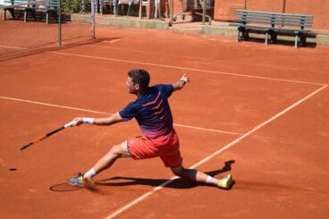 Tenista llegando a un golpe cercano a la red
