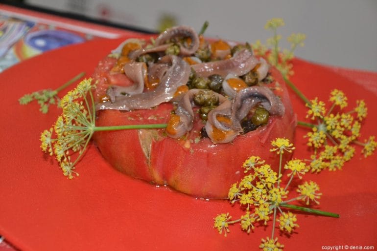 Tomate con anchoas en Menja't la Marina