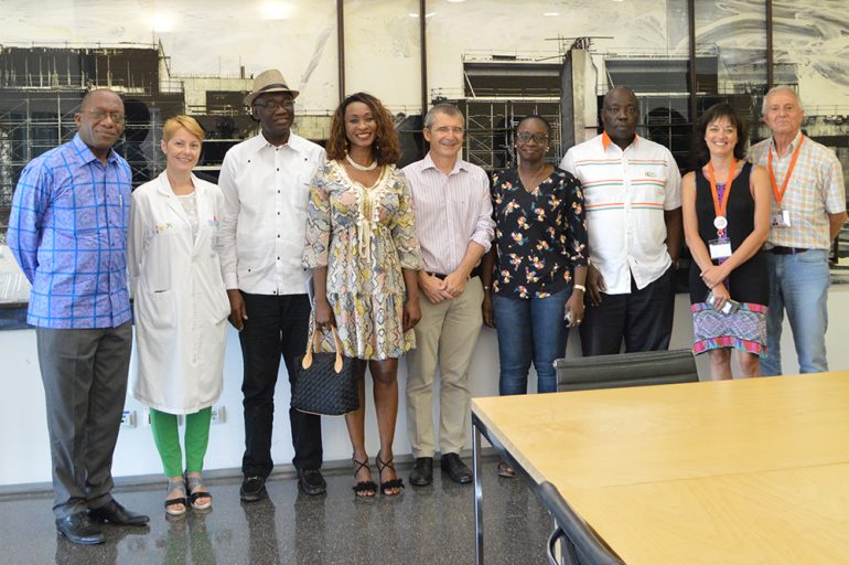 Una delegación de Costa de Marfil visita el Hospital de Dénia