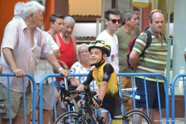 Uno de los principiantes en su bicicleta