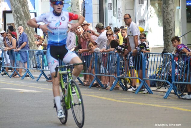 vicent granenkamp alzando los brazos como ganador