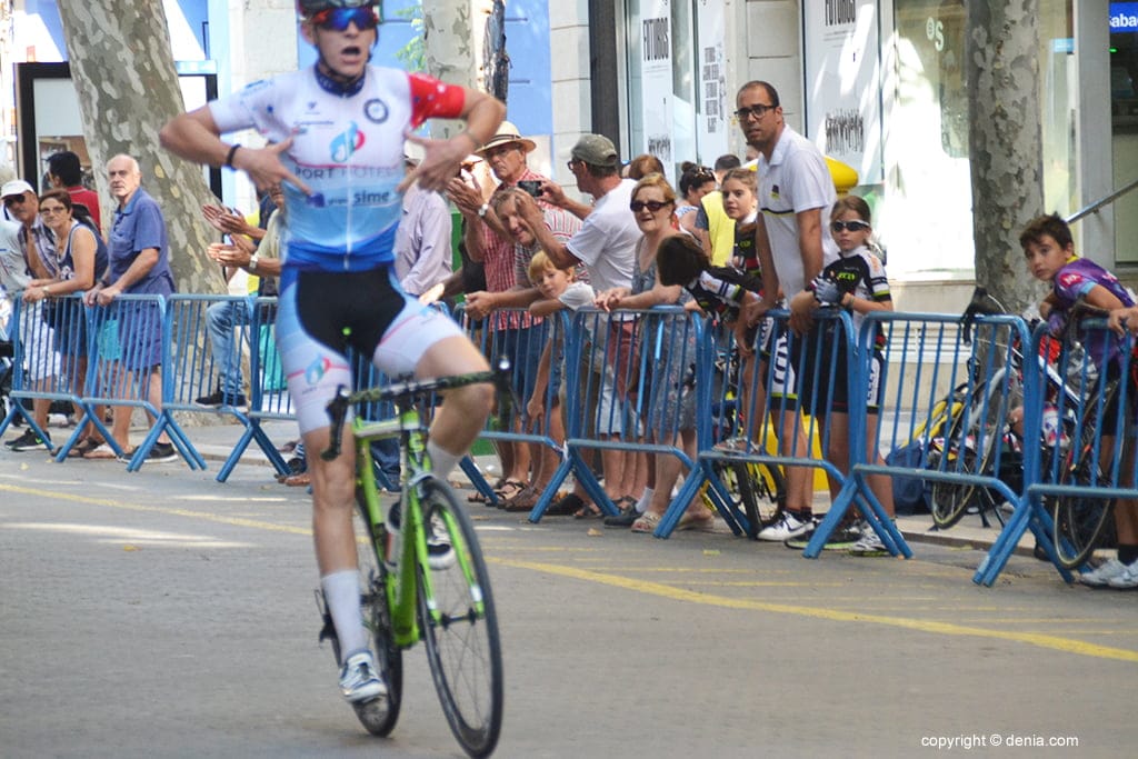vicent granenkamp alzando los brazos como ganador