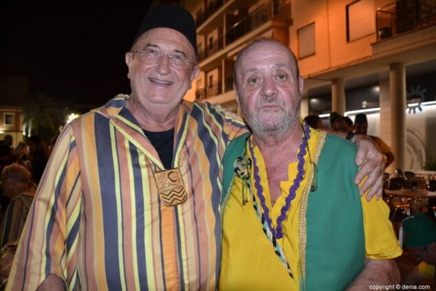 Camaradería, música y fiesta en la cena de acampada que reunió a Moros y Cristianos en la calle La Vía 4 04 cena de acampada moros y cristianos denia 2018 manolo noguera y raul albi