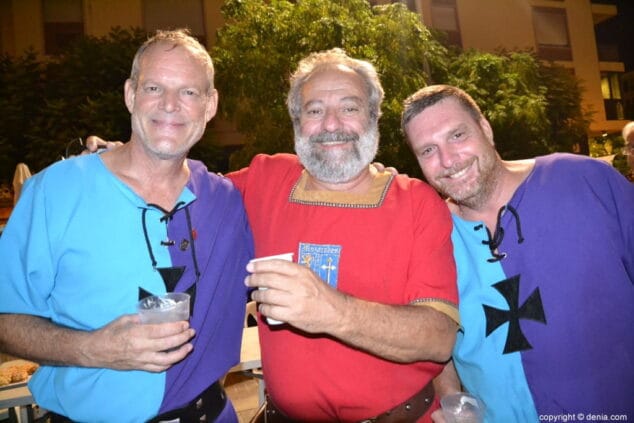 Camaradería, música y fiesta en la cena de acampada que reunió a Moros y Cristianos en la calle La Vía 11 12 cena de acampada moros y cristianos denia 2018 creuats y mozarabes