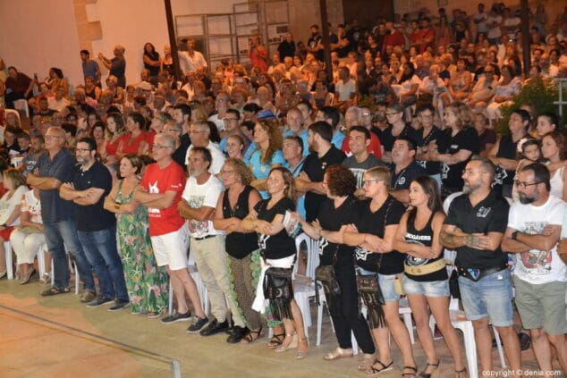 20 concierto banda de denia moros y cristianos 2018 publico desfilando
