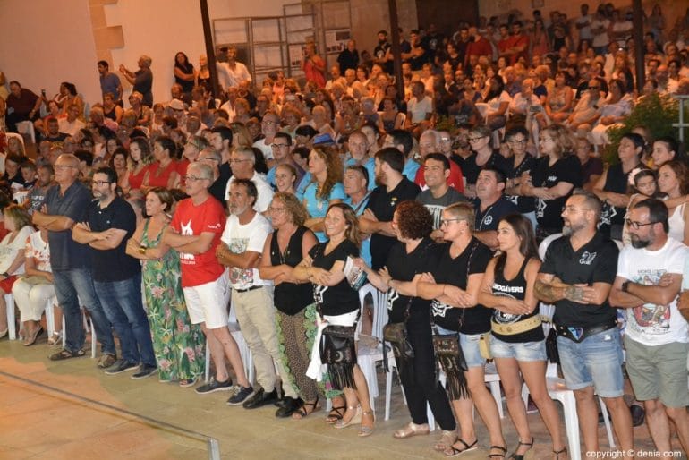 Concierto Banda de Dénia Moros y Cristianos 2018 - Público desfilando
