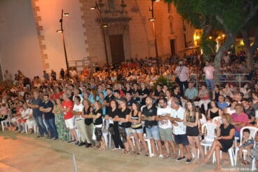 Concierto Banda de Dénia Moros y Cristianos 2018 – Público desfilando