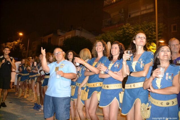 Camaradería, música y fiesta en la cena de acampada que reunió a Moros y Cristianos en la calle La Vía 21 22 cena de acampada moros y cristianos denia 2018 tito barona