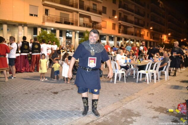 Camaradería, música y fiesta en la cena de acampada que reunió a Moros y Cristianos en la calle La Vía 23 24 cena de acampada moros y cristianos denia 2018 desfilando
