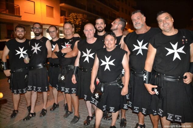 Camaradería, música y fiesta en la cena de acampada que reunió a Moros y Cristianos en la calle La Vía 33 35 cena de acampada moros y cristianos denia 2018 fila hospitalaris