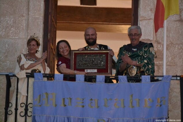 36 pregon moros y cristianos denia 2018 entrega del cuadro a la pregonera