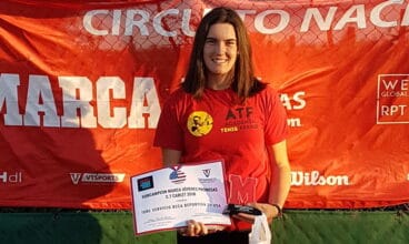 andrea redondo con un trofeo del circuito marca jovenes promesas