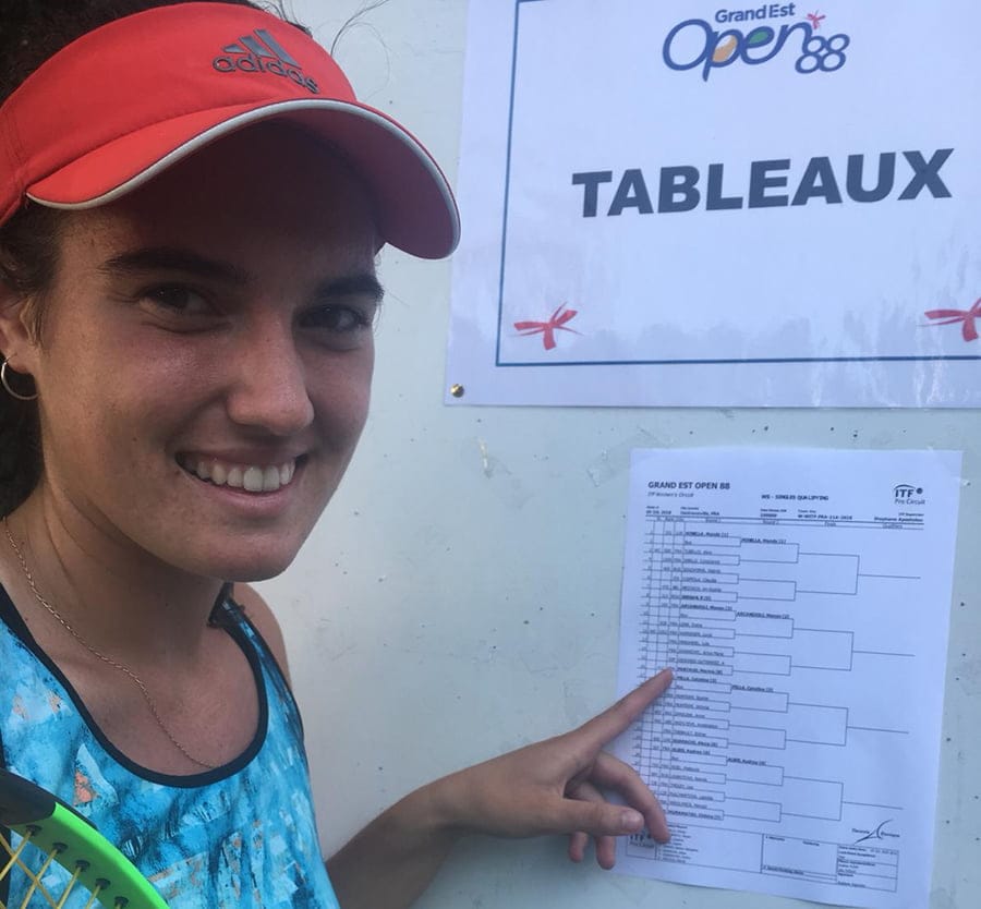 andrea redondo repasando el cuadro de competicion