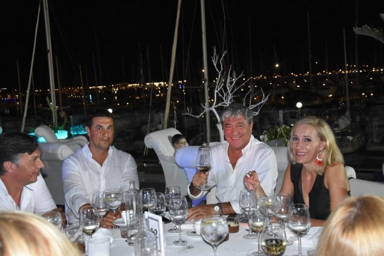 Asistentes a la cena de inauguración del edificio