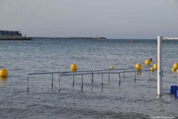 Baño adaptado en la playa de la Marineta Cassiana
