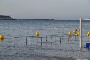 Baño adaptado en la playa de la Marineta Cassiana