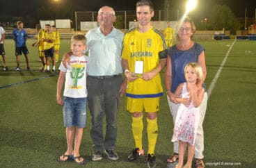 carlos ribes con la familia de pascual marti y el trofeo de campeon